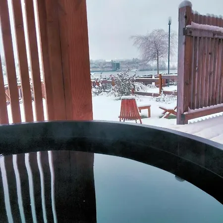 Les De La Viarhona / Cabane-spa 롯지