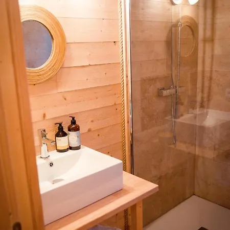 Les De La Viarhona / Cabane-spa * Virignin