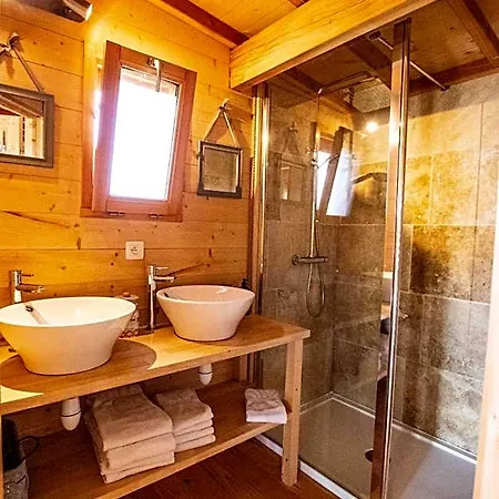 Les De La Viarhona / Cabane-spa * Virignin