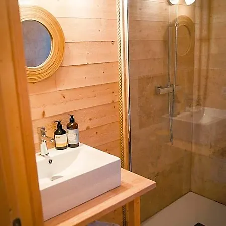 Les De La Viarhona / Cabane-spa * Virignin